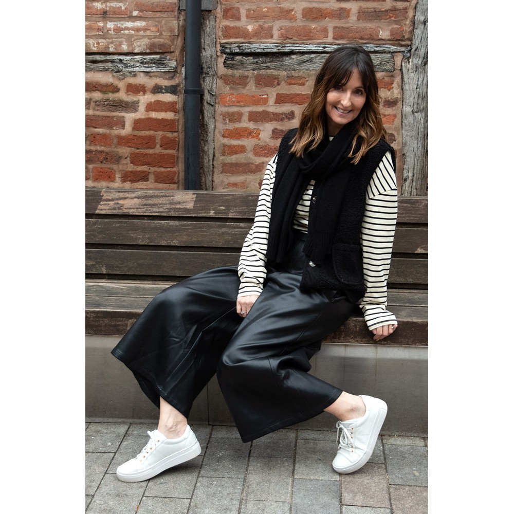 Amazing Woman Teddy Borg Black Fleece Gilet Black 