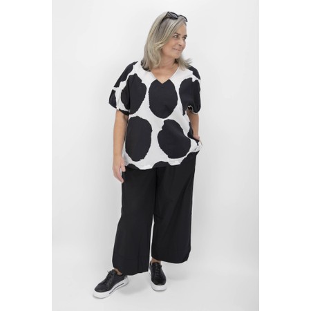 Tirelli Black And White Print V Neck Bishop Sleeve Poplin Top - Black