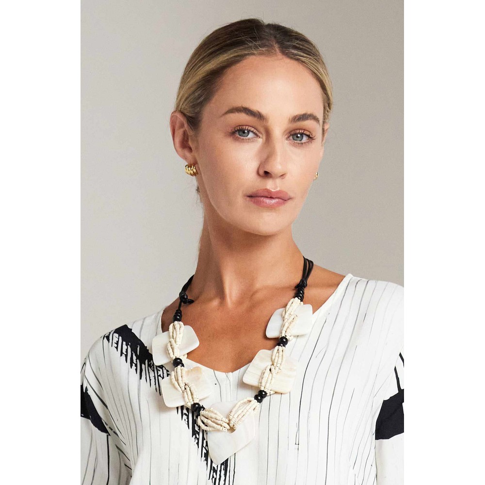 Naya Naya Angle Square Shell Necklace Black / Stone